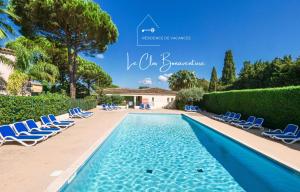 een villa met een zwembad en ligstoelen bij St Tropez et plage à pied Escale de Charme - 3 in Saint-Tropez