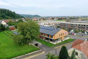 uma vista aérea de uma cidade com um edifício em GästeHAUS & HOFladen Familie Öllerer em Sitzenberg