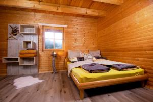 eine Blockhütte mit 2 Betten in einem Zimmer in der Unterkunft Einfach.Ausspannen in Neumarkt im Mühlkreis