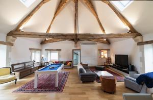 Elle comprend un grand salon avec un plafond voûté et des poutres apparentes. dans l'établissement La Poignardière, à Châtillon-sur-Indre