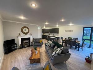 un soggiorno con divano e tavolo di Apartment , Centre Carrick-On-Shannon a Carrick on Shannon