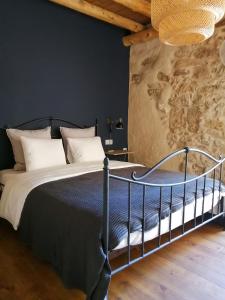 Llit o llits en una habitació de Apartamentos Mas de Pau