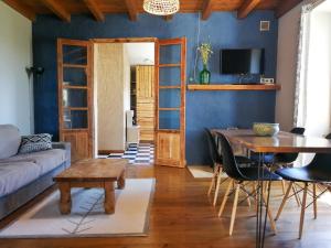 a living room with a table and a blue wall at Mas de Pau - Boutique Apartments in Fuentespalda