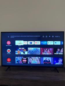 A television and/or entertainment centre at Luxury apartment 2 Free Underground Parking
