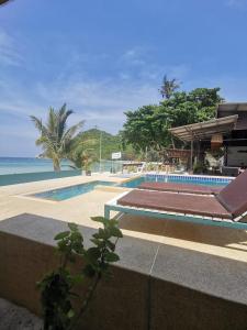 a resort with a swimming pool and the ocean at Thong Nai Pan Beach Resort in Thong Nai Pan Yai