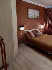 スームィにあるApartments on Kharkovskaya Streetのベッド、窓、ドアが備わるホテルルームです。