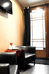 ヴェネツィアにあるVenice Dose Suiteのリビングルーム(椅子、テーブル、窓付)