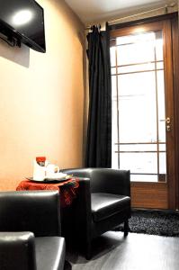 salon z krzesłem, stołem i oknem w obiekcie Venice Dose Suite w Wenecji +18 zdjęć