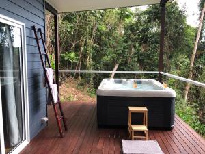 Зображення з фотогалереї помешкання Sky: rainforest and ocean views with jacuzzi у місті Miallo