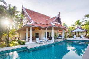 Fotografie z fotogalerie ubytování Beautiful Thai 4BR Pool Villa Fanny xxx v destinaci Rawai pláž + 30 fotografií