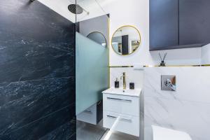 een badkamer met een wastafel en een spiegel bij Cloud9 - Barska 69 in Krakau