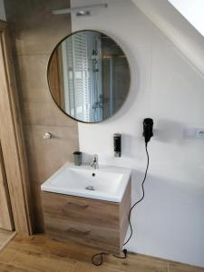 bagno con lavandino e specchio di APARTMÁNY PIETRO a Oravský Podzámok