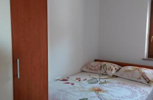 ein Schlafzimmer mit einem Bett mit zwei Kissen darauf in der Unterkunft WineHouse with Seaview Gregoric in Izola