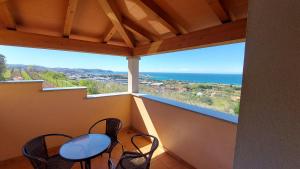 d'un balcon avec une table et des chaises donnant sur l'océan. dans l'établissement WineHouse with Seaview Gregoric, à Izola