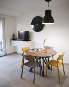 ein Esszimmer mit einem Holztisch und Stühlen in der Unterkunft Casarella in Castel di Sangro