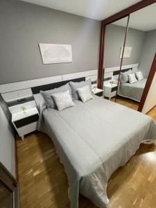 Tempat tidur dalam kamar di Gijón Lauredal