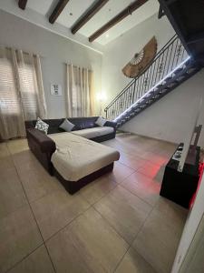 - un salon avec un lit et un escalier dans l'établissement House del corso, à Palerme