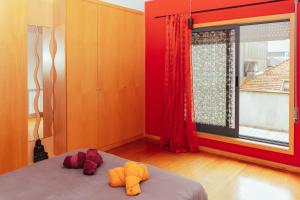 エスピーニョにあるAlojamento Marítimoのベッドルーム1室(ベッド1台、タオル2枚付)