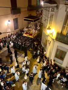 een overzicht van een publiek bij een concert bij Calle Quitapenas 37 in Málaga