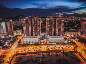 une ville avec beaucoup de circulation devant les bâtiments dans l'établissement SAMUA Homes (City View, Drawbridge & KTCC Mall), à Kuala Terengganu