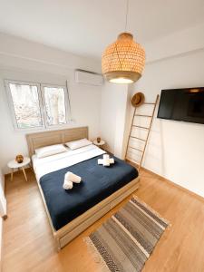 A bed or beds in a room at Comfy 2 BDR Apt in Petralona - Next to metro