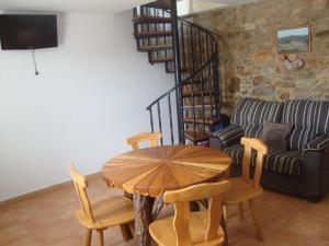 - un salon avec une table, des chaises et un canapé dans l'établissement House 2 Bedrooms 3474, à Muxía