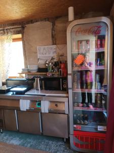 een keuken met een koelkast gevuld met drankjes bij Git'an Périgord la Bonne aventure in Groléjac