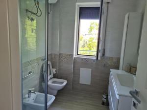 uma casa de banho com um WC, um lavatório e um chuveiro em casa pagliara em Sorrento