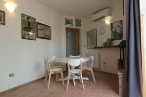 comedor con mesa blanca y sillas en BANKS 1, en Vezzano Ligure