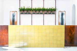 a yellow tile counter with plants on it at Hotel Villa Durrueli Resort & Spa in Ischia