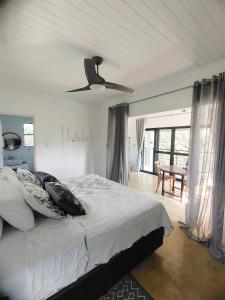 Schlafzimmer mit einem Bett und einem Deckenventilator in der Unterkunft Giraffe Studio @ Kruger in Marloth Park