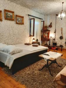 sypialnia z dużym łóżkiem i stołem w obiekcie Sailor's Rustic House w mieście Virpazar