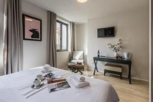 TV a/nebo společenská místnost v ubytování Leonis Restaurant & Rooms