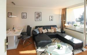 uma sala de estar com um sofá preto e uma mesa em 2-Raum Appartement Saxo em Sankt Englmar
