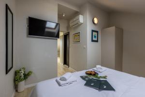 TV a/nebo společenská místnost v ubytování Leonis Restaurant & Rooms