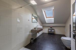 een badkamer met een toilet en een wastafel bij Leonis Restaurant & Rooms in Split