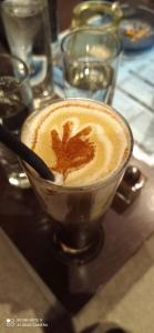 Kasos Palace في فراي: كوب قهوة عليه ورقة