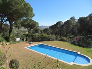 una piscina nel cortile di una casa di La dorada 8 a Torroella de Montgrí