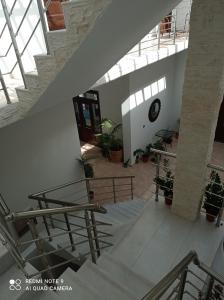 einen Blick über eine Treppe in einem Gebäude in der Unterkunft Kasos Palace in Fri