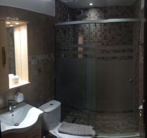 Koupelna v ubytování Kasos Palace + 32 fotografií