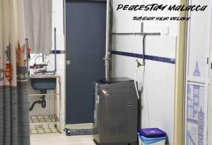 La salle de bains est pourvue d'un petit réfrigérateur et d'un évier. dans l'établissement Melaka City Peacestay 3BR 7-11PAX 7min to Jonker St, à Malacca