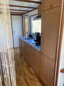 Kuchyň nebo kuchyňský kout v ubytování Chalet D12 - Camping it Soal