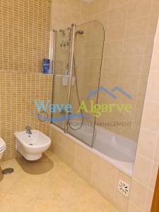Ett badrum på Casa Ismay in Tavira by Wave Algarve