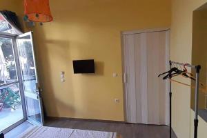 A television and/or entertainment centre at Amethyst