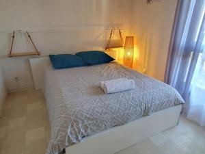 Posteľ alebo postele v izbe v ubytovaní Agréable appartement rénové à 100m de la plage 3ème étage sans ascenseur