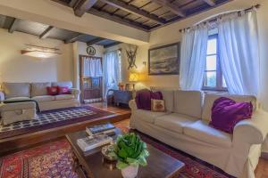 een woonkamer met 2 banken en een tafel bij Villa Margherita by Wonderful Italy in Civenna