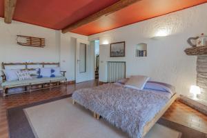 sypialnia z łóżkiem i ławką w pokoju w obiekcie Villa Margherita by Wonderful Italy w mieście Civenna