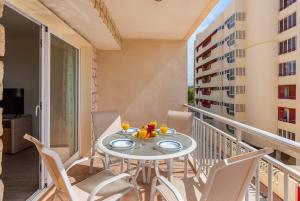 un balcón con mesa y sillas. en Apartamento Arenal 7 - PlusHolidays, en Calpe