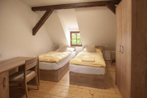 Giường trong phòng chung tại Penziony Vinice Hnanice