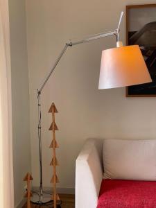 una lampada in un soggiorno con divano di Villa Yvonne - Superbe vue Deco chic Confort et Climatisation a Marsiglia